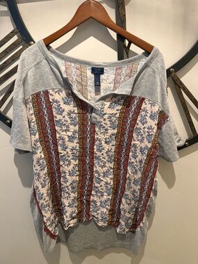 Daytrip Grey Short Sleeve Mixed-Print Panel Top with Red Accents